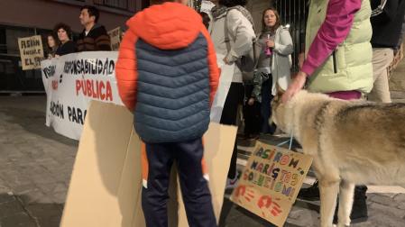 Concentración de adjudicatarios de las VPO de Maristas frente a la Casa Consistorial