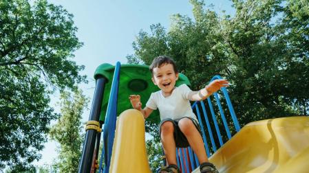 Un niño jugando en un parque