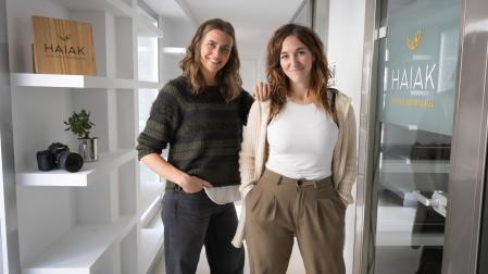 Las jóvenes de Aoiz Edurne Mañú Aristu (camiseta blanca) y Rut Etxarte Buezo comparten el proyecto laboral Haiak Creativas Audiovisuales, que ahora se dota de una oficina física