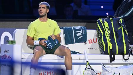 Carlos Alcaraz, en un momento de descanso durante el partido de la fase de grupos de las Finales ATP que le enfrentó a Lorenzo Musetti
