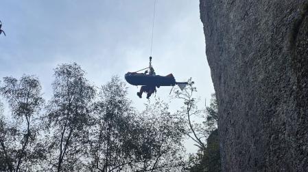 Un momento del rescate del escalador por los bomberos de Navarra