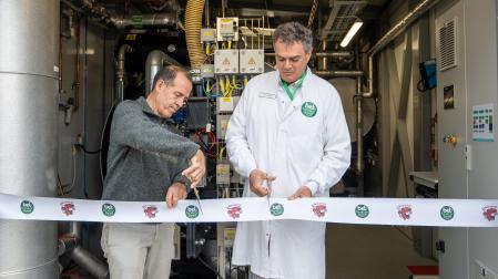 Corte de cinta a la inauguración de la caldera de biomasa en la planta de Ultzama del Grupo Bel