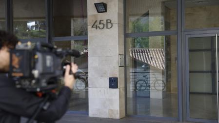 Vista de uno de los registros que la Unidad Central Operativa (UCO) de la Guardia Civil ha realizado este viernes en San Sebastián este viernes