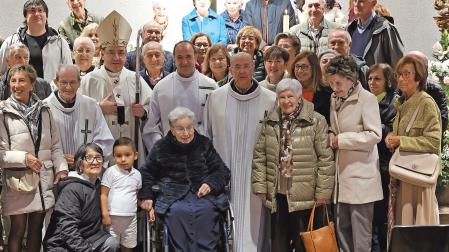 Patro Martínez, acompañada de amigos y feligreses de la parroquia de San Juan Bosco, en la misa por su cumpleaños, el pasado sábado.