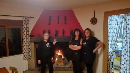 Olga Landa, Marta Ruiz y Laura Aramendía, junto a la chimenea de la Borda del Túnel de Lizarraga.