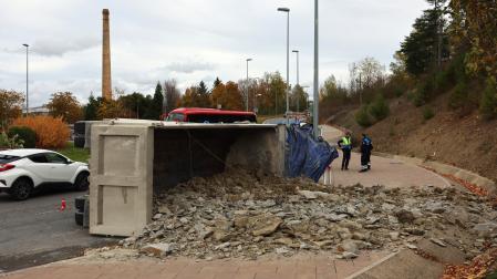 Imagen del camión volcado en la rotonda de acceso a Mendillorri desde Lezkairu