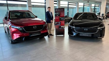 Diego Fernández, asesor comercial Mazda Business Center Solauto, con los nuevos Mazda CX5 y Mazda 6e.