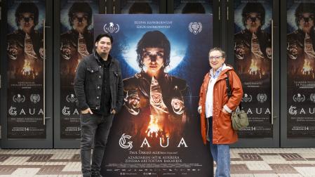 Paul Urkijo y Elena Úriz este viernes en los cines Golem Baiona de Pamplona, donde presentaron 'Gaua'