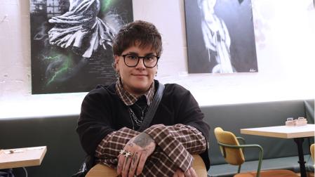 Andrea Rodríguez Sánchez, delante de sus obras Futuro Roto y Chains, en la cafetería.