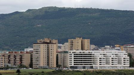 Vista de la últimas viviendas construida en Echavacoiz (Pamplona) junto a Barañáin.