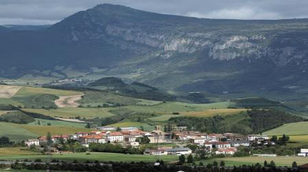Vista de la sierra de Sarbil y de las peñas de Etxauri