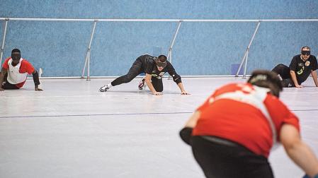 Un entrenamiento anterior del GoalBall Navarra, en Mendillorri.