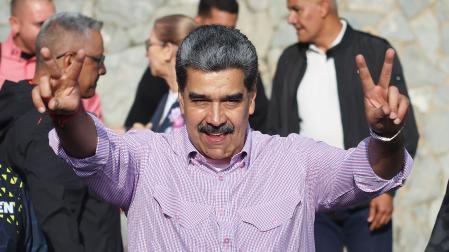 El presidente de Venezuela, Nicolás Maduro, saluda a simpatizantes durante la Gran Marcha de la juventud del pasado jueves 13 de noviembre /