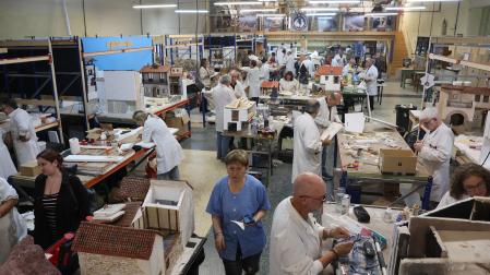 Belenistas trabajando en el taller de San Jorge, este mes de noviembre.