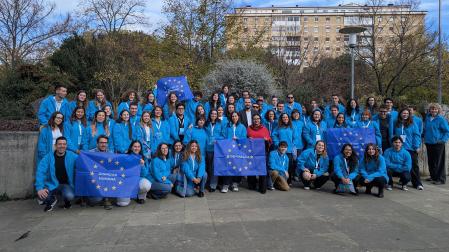Foto de familia de los voluntarios participantes en la charla /
