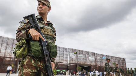 Integrantes de las Fuerzas Armadas custodian este jueves la entrada al Hangar de Exposiciones, sede de la Cumbre de la COP30 en Belém (Brasil) /