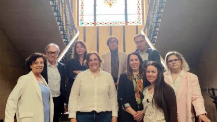 Representantes del Ayuntamiento de Estella, de Cocemfe y de Fundación 'La Caixa' en las escaleras del consistorio tras la reunión sobre el nuevo programa.