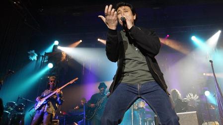 Manolo García, al comienzo de su concierto en Anaitasuna el 18 de febrero de 2005.