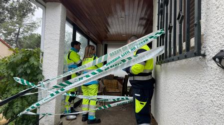Efectivos sanitarios de emergencias, en el exterior de la vivienda donde se han hallado los cadáveresREMITIDA / HANDOUT por EMERGENCIAS 112 COMUNIDAD DE MADRIDFotografía remitida a medios de comunicación exclusivamente para ilustrar la noticia a la que hace referencia la imagen, y citando la procedencia de la imagen en la firma15/11/2025
