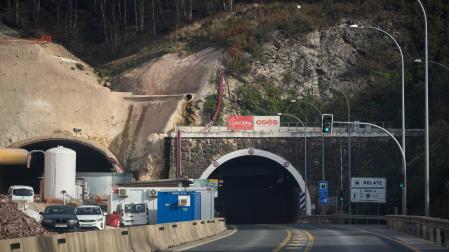 Las obras del túnel de Belate, con los carteles de Acciona y Osés tras la retirada del de Servinabar