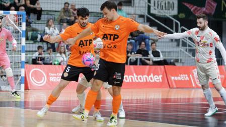 El pívot del ATP Ribera Eric Pérez busca controlar el balón en presencia de su compañero Mykytiuk ante un rival de ElPozo