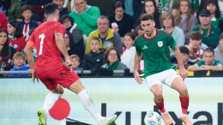 Kike Barja encara a un jugador de Palestina