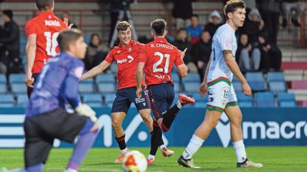 El lateral izquierdo Raúl Chasco corre para celebrar con su compañero Carlos Lumbreras tras marcar el 2-0 ante el Barakaldo