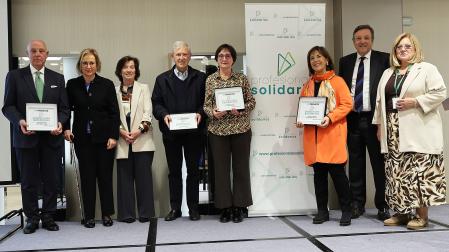 Los galardonados y los organizadores de la Fundación Profesionales Solidarios posan con los reconocimientos tras la gala /
