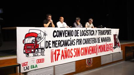 La mesa presidencial de los sindicatos en la asamblea de camioneros celebrada este domingo, 16 de noviembre, en la Casa de Cultura de Burlada /