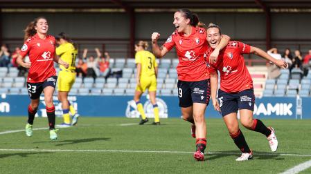 Andrea Palacios celebra el tercer gol de Osasuna junto a Ana Urzainqui /
