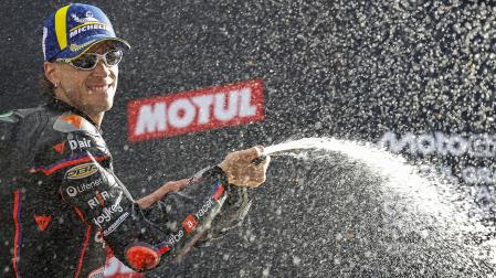 El piloto italiano en la categoría de Moto GP, Marco Bezzecchi, celebra su victoria en el Gran Premio de la Comunitat Valencia de MotoGP /