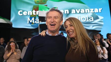 El presidente del Partido Popular, Alberto Núñez Feijóo, junto a María Guardiola durante un acto público en la localidad pacense de Lobón este domingo