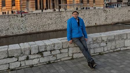 Fermín Córdoba posa frente a la Biblioteca Nacional de Bosnia y Herzegovina, reconstruida tras la guerra