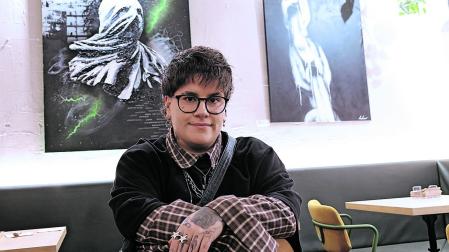 Andrea Rodríguez Sánchez, delante de sus obras Futuro Roto y Chains, en la cafetería.