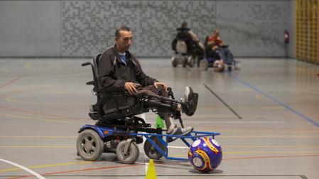 Eduardo González, con la silla a motor y la estructura, controla un balón