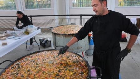 Julio Cortecillo, concentrado preparando las paellas de brócoli y otros vegetales como pimentón, calabacín y alubias verdes.