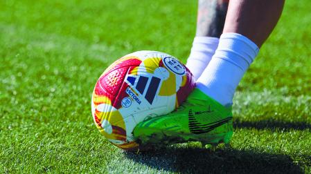 Rubén García golpea con su pierna izquierda el balón de la Copa en un entrenamiento reciente en Tajonar