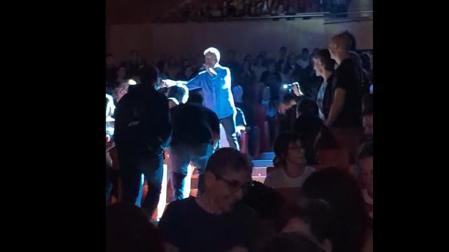 Manolo García saluda al público en Baluarte mientras canta 'Pájaros de barro'