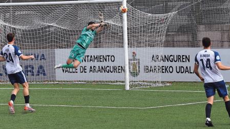 Ángel Fraga, guardameta de la Mutilvera, se eleva en el  aire para desviar un disparo del Deportivo Aragón ante Liza y Biesa