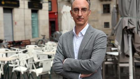 El periodista de El País Andrea Rizzi, en la plazuela del Consejo de Pamplona, horas antes de su conferencia en Civican