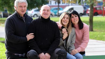 Equipo de Besarkada y supervivientes. De izda a dcha; Unax Flores, psicólogo, Manu Mendoza, superviviente, Sara Pérez, psicóloga y superviviente y Miren Bravo, trabajadora social.