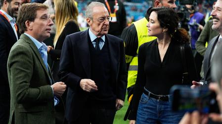 De izda. a dcha., José Luis Martínez-Almeida, alcalde de Madrid, Florentino Perez, presidente del Real Madrid y la presidenta de la comunidad, Isabel Diaz Ayuso, antes del inicio del choque de la NFL en el Santiago Bernabéu (