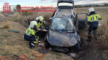 Los bomberos, con el vehículo accidentado
