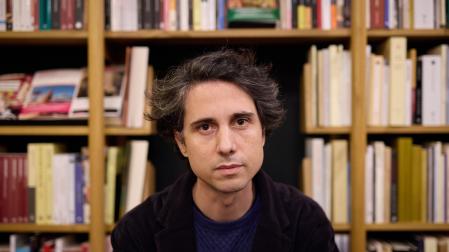 Jonás Trueba, en la librería Walden de Pamplona, donde presentó 'EL viento sopla donde quiere'