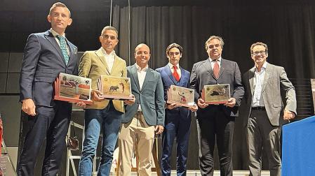 Los galardonados posaron tras la entrega de premios /