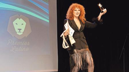 Yhael May, en el momento de recoger el premio /