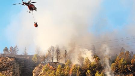 Un helicóptero sofoca el incendio de 2022 en monte Ezkaba /
