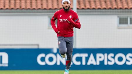 Valentin Rosier, corriendo este lunes en el campo de entrenamiento