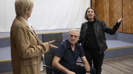 Los actores Rosa Nagore (izq.), Juan Cruz Sesma y Macu Gutiérrez, este lunes durante un ensayo de la obra