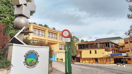 Vista de la entrada al colegio Mendialdea, que celebra sus 50 años y que el PSN quiere “revalorizar” /